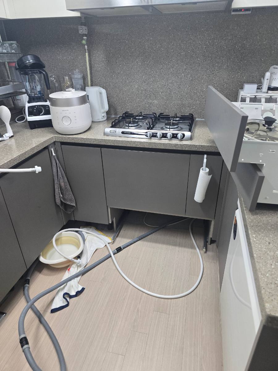 아산 식기세척기 철거 후 서랍장 복원 현장 사진