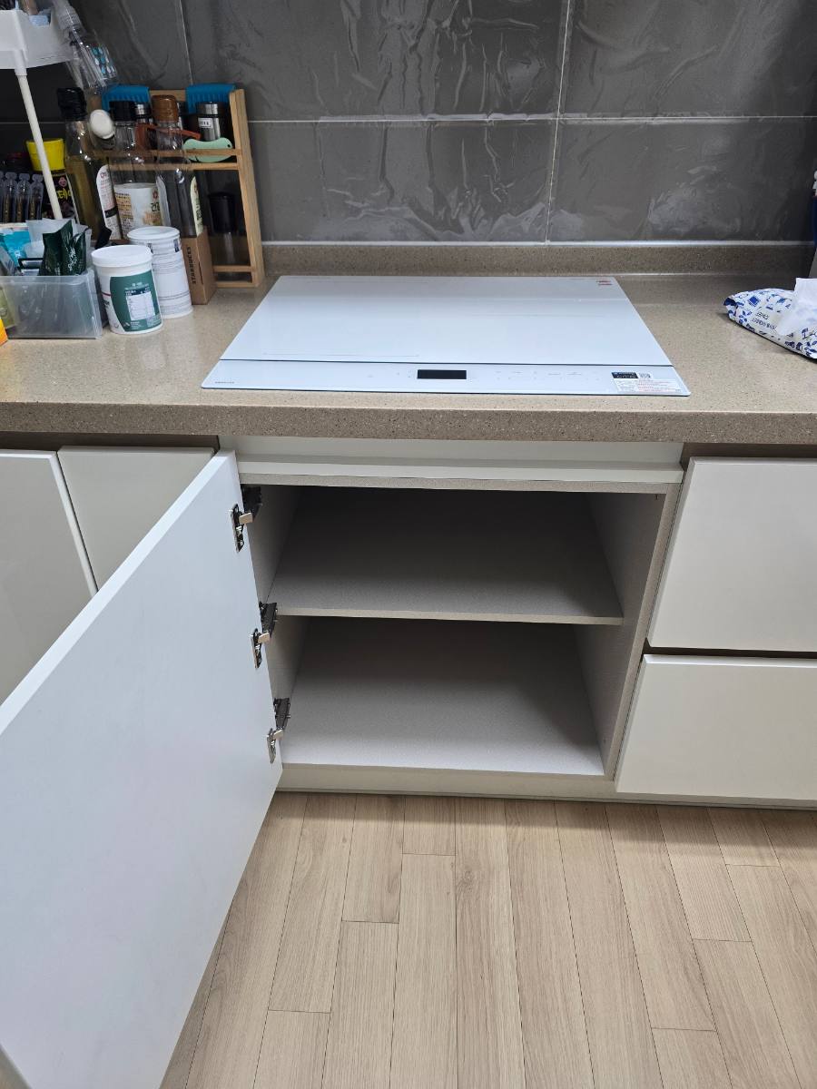 시흥 빌트인오븐 철거 후 수납장 제작 완료 모습 2
