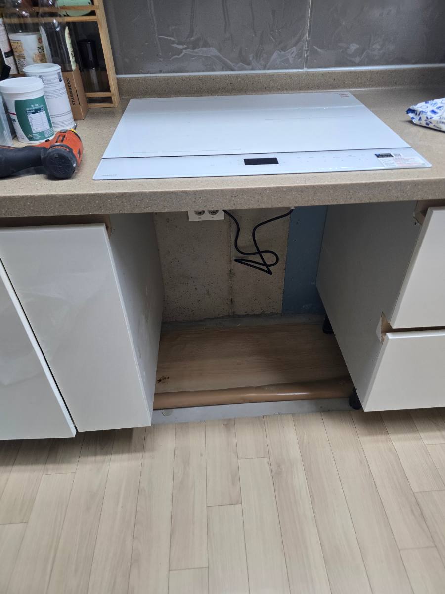시흥 빌트인오븐 철거 후 수납장 제작 작업 과정 2