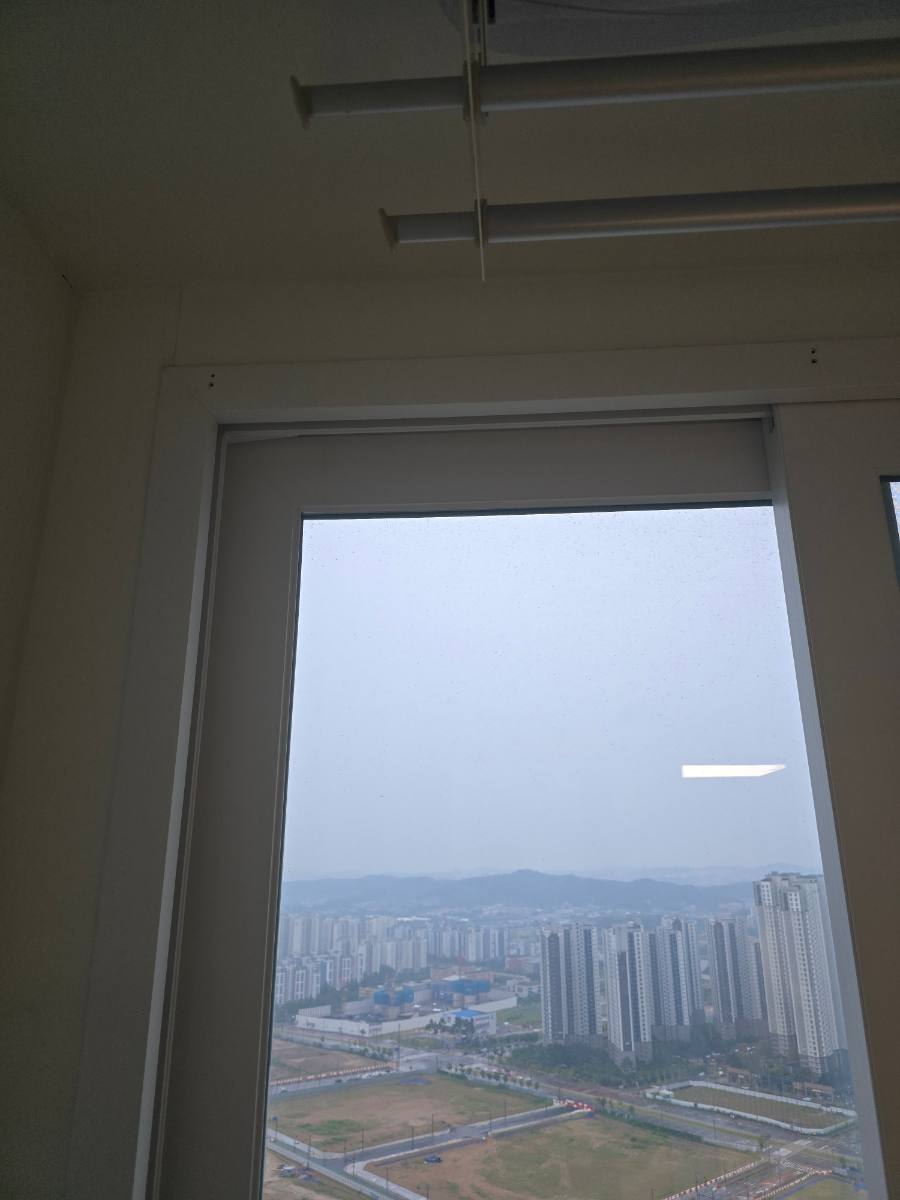 동탄 블라인드 철거 구멍 복원|창틀 피스 자국 메우기 작업 전