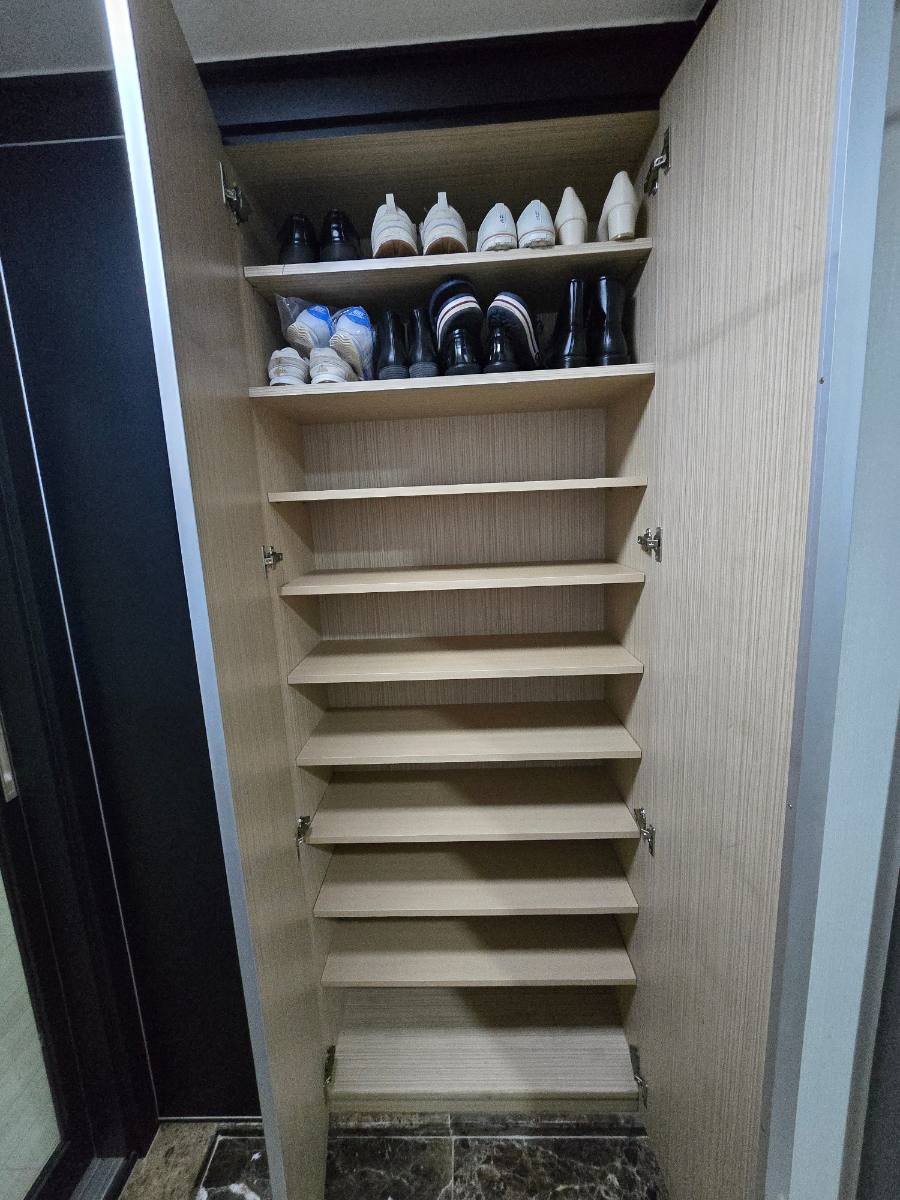 아산 신발장 리폼｜회전식 수납장 철거 후 고정 선반 제작 완료 사진