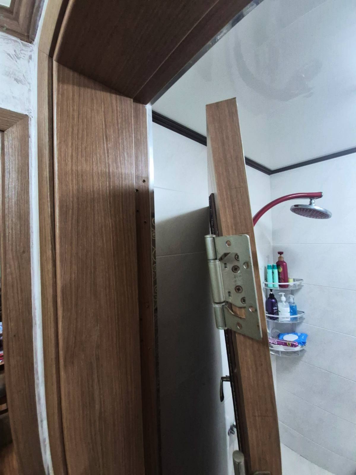 용인 화장실문 안 닫힘 수리｜문짝 하단 재단 후 재설치 현장 사진