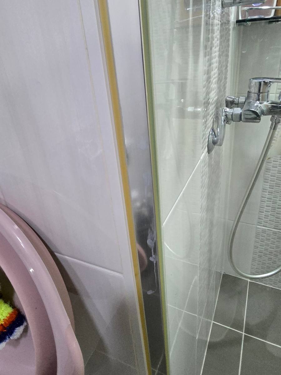 천안 샤워부스 프레임 교체｜하얗게 변색된 테두리 교체 작업 전