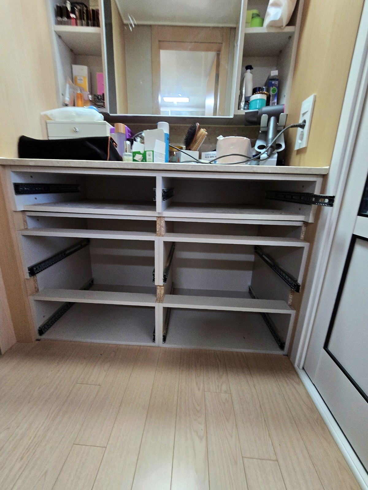 화성 향남 화장대 하부 서랍장 시공｜맞춤 수납공간 제작 현장 사진