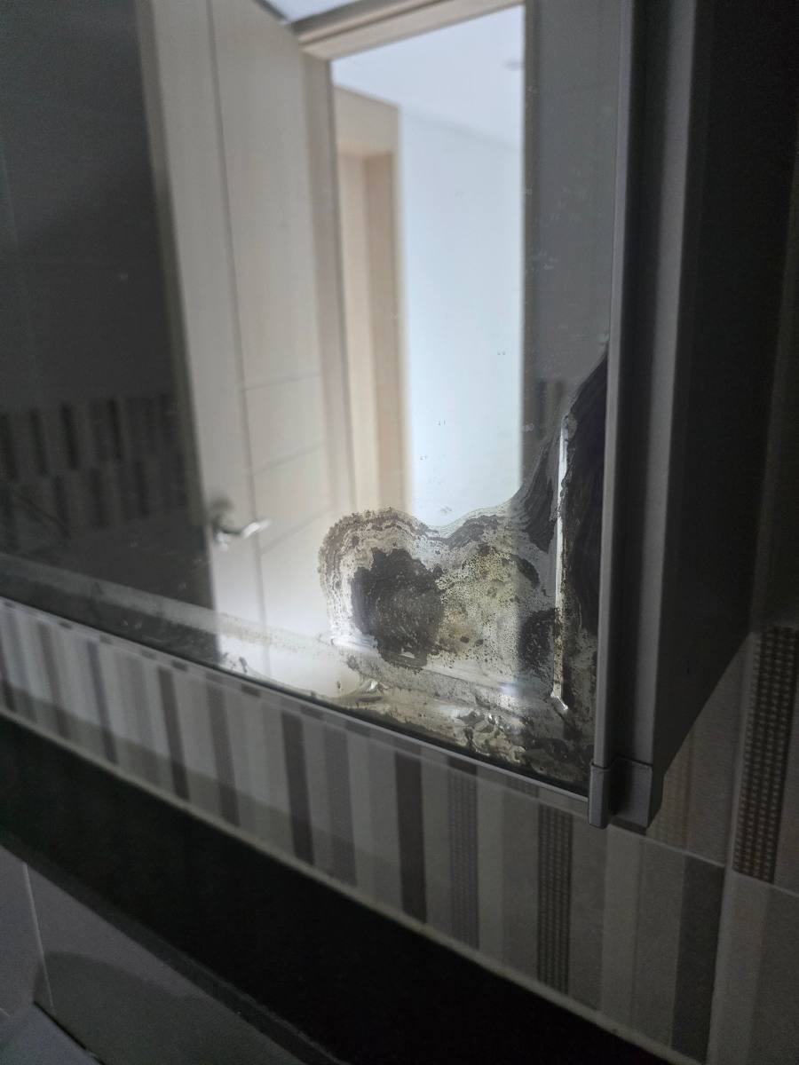 청주 욕실장 거울 교체｜변색된 슬라이딩 거울문 제작 작업 전