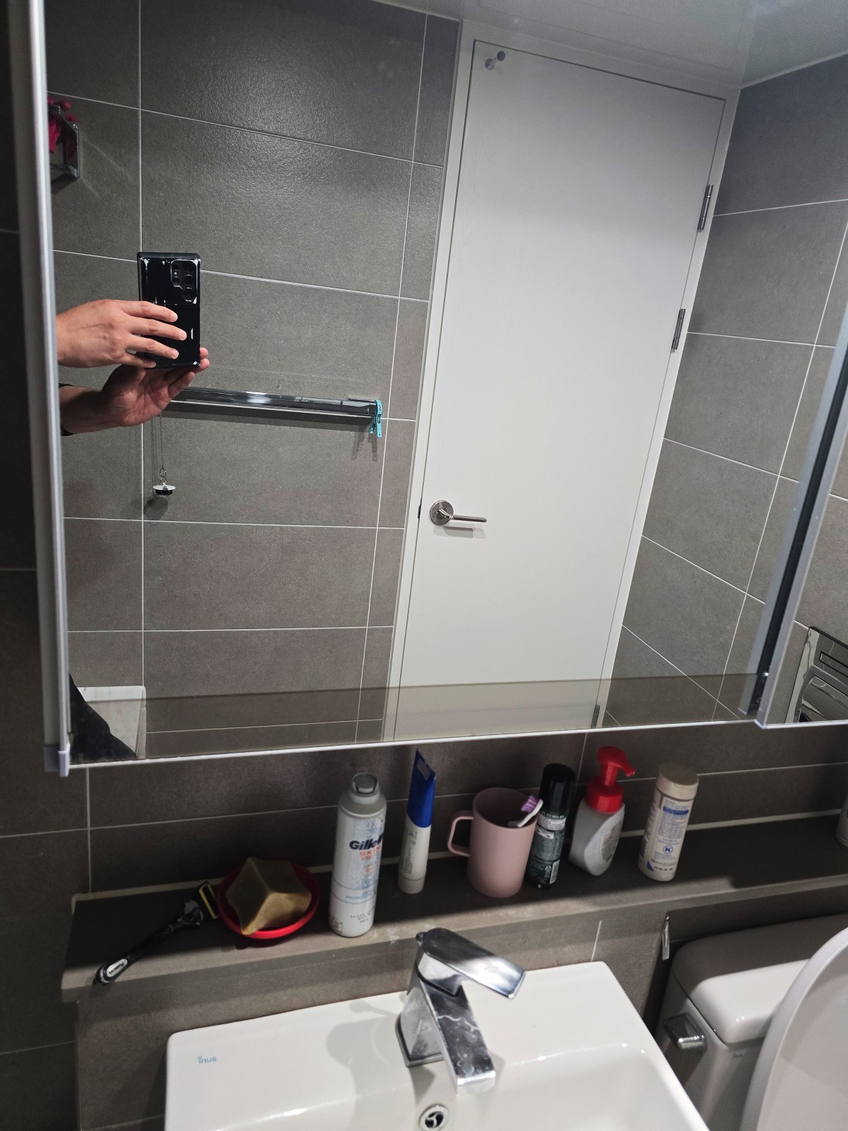 천안 욕실장 거울 교체|테이프로 보강한 거울문 맞춤 제작 작업 전