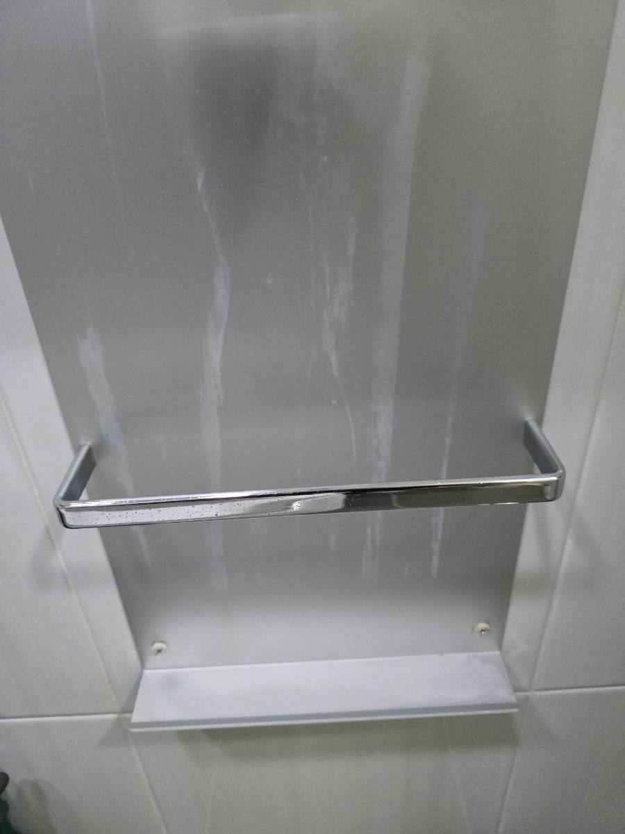 천안 휴지걸이 교체|흰색 얼룩이 보이던 욕실 부속 교체 작업 전