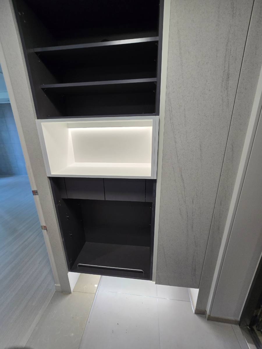 천안 현관 신발장 리폼｜오픈 수납장과 조명 설치 작업 과정 1
