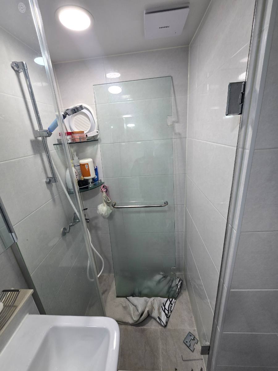 용인 샤워부스 철거｜욕조 주변 유리부스와 프레임 제거 현장 사진