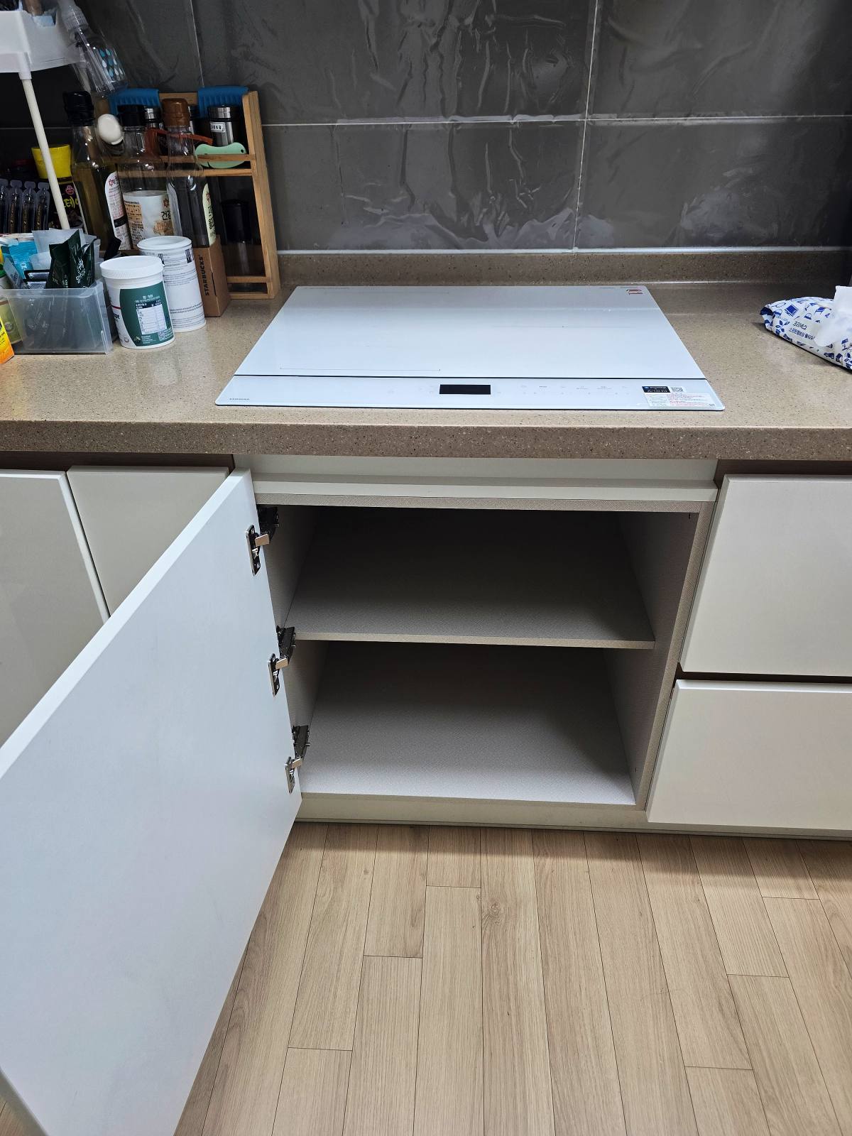 시흥 빌트인 오븐 철거 후 수납장 제작·설치 완료 사진
