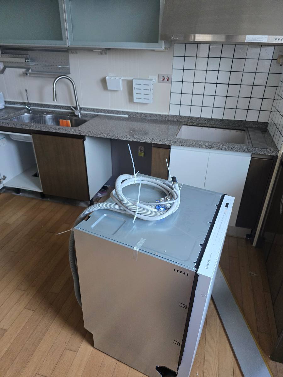광명 빌트인 식기세척기 철거|이사 전 주방 하부장 가전 분리 현장 사진