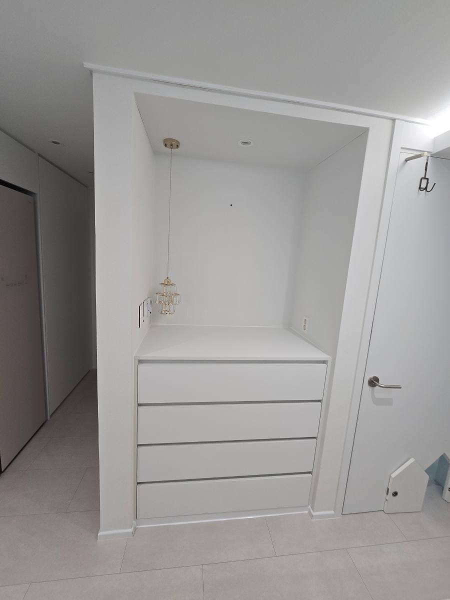 용인 빌트인 화장대 철거 후 맞춤 서랍장 제작 완료 사진