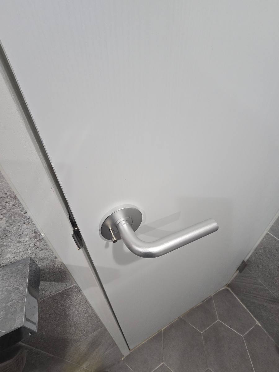 동탄 화장실문 교체｜습기로 손상된 문짝 새로 제작·설치 완료 모습 2