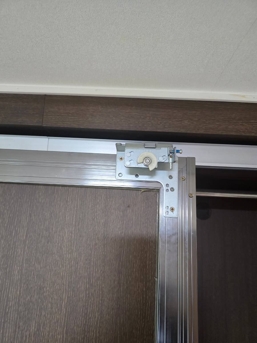 평택 붙박이장 문 안 움직임 수리 작업 과정 2