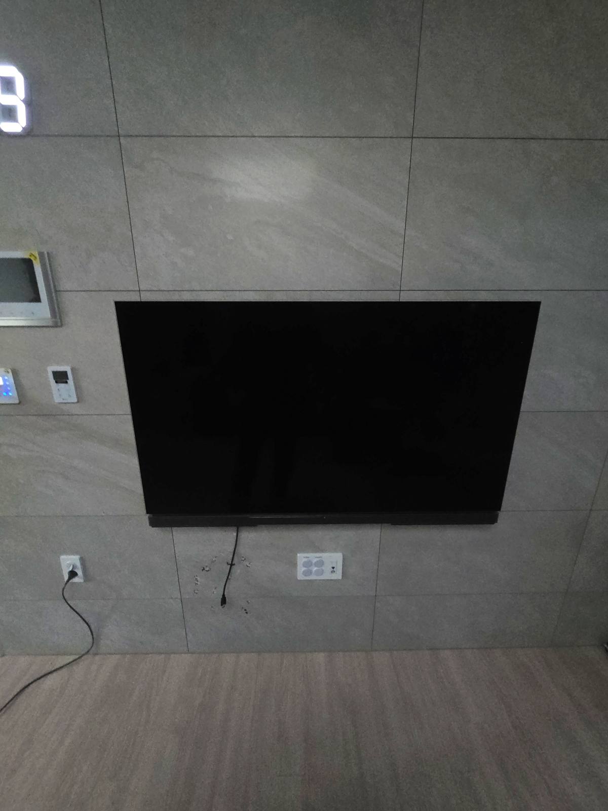 판교 벽걸이 TV 철거｜아트월 구멍 복원 작업 전